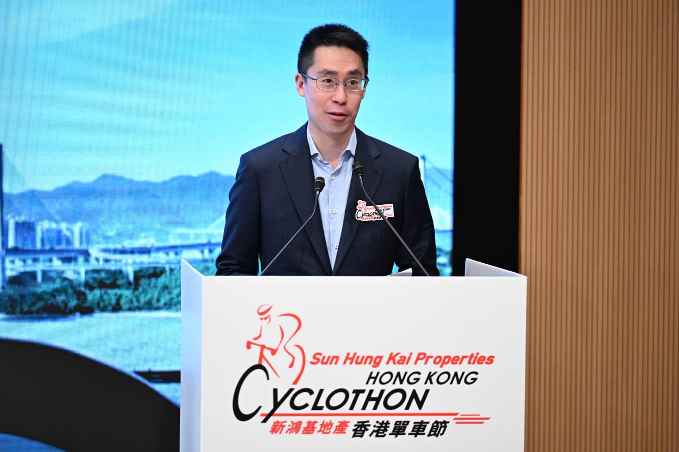 新鴻基地產執行董事郭基煇呼籲參加者在報名前踴躍捐款。(陳奕釗攝)