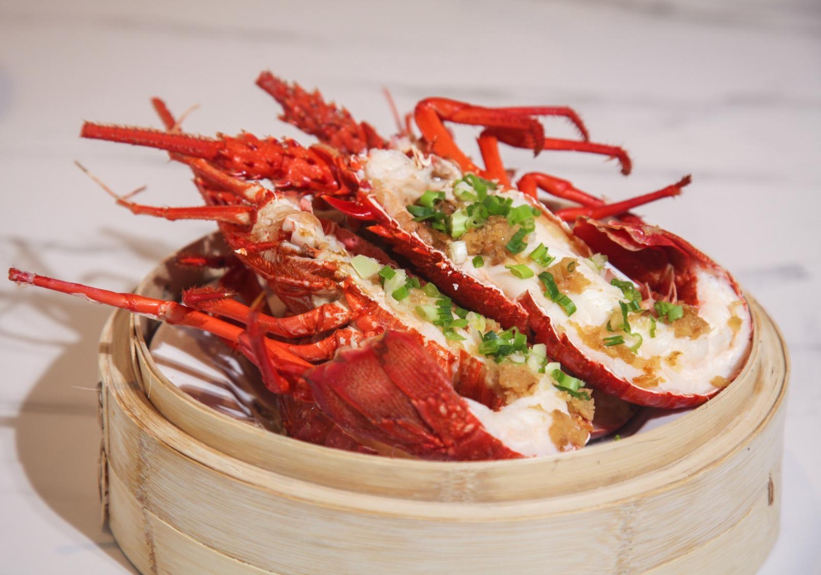 2 人同行每位奉送清蒸新鮮原隻開邊波士頓龍蝦一隻。