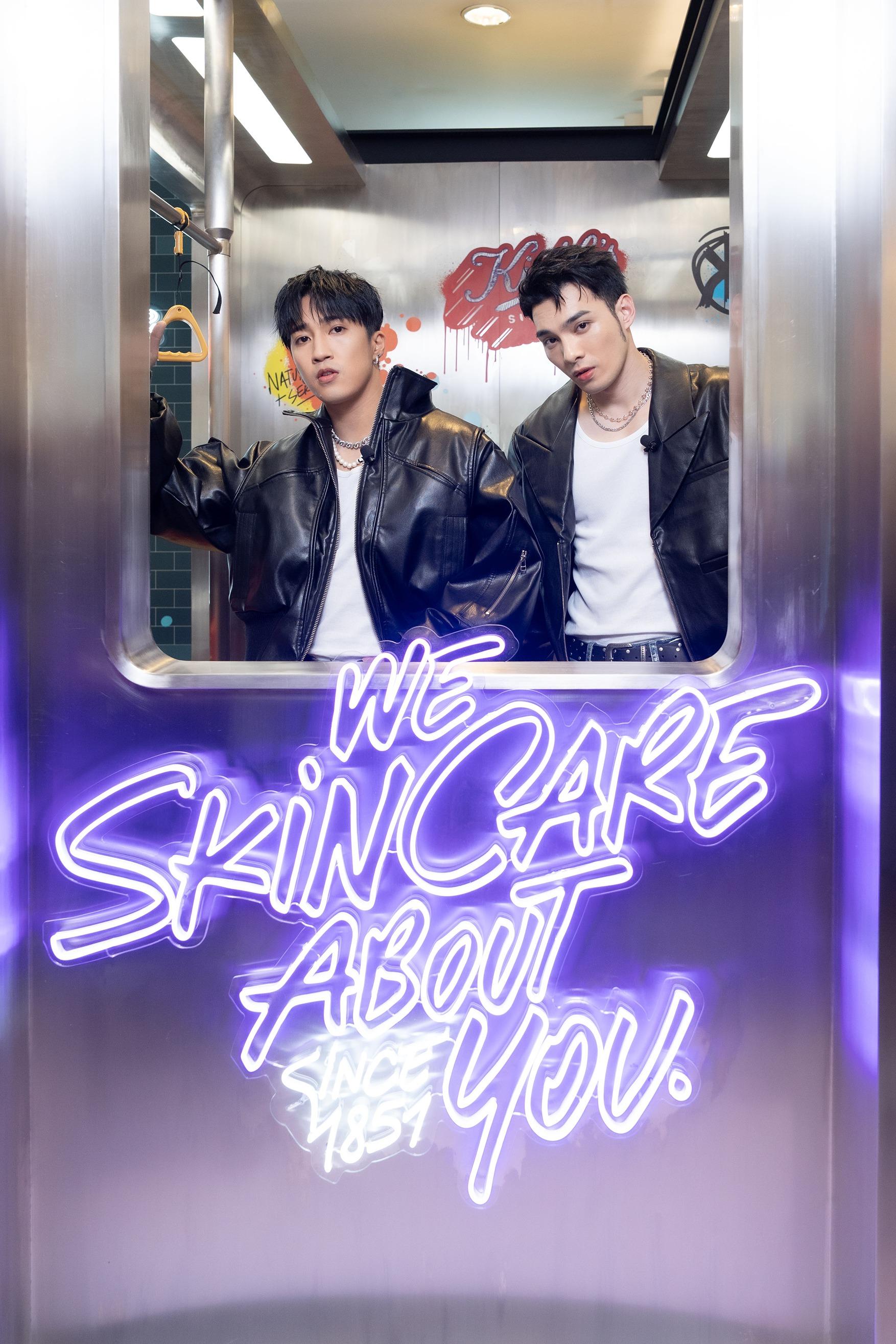 五堅情W0LF(S)遊走「Kiehl’s New York Subway」,在不同打卡位拍照留念。