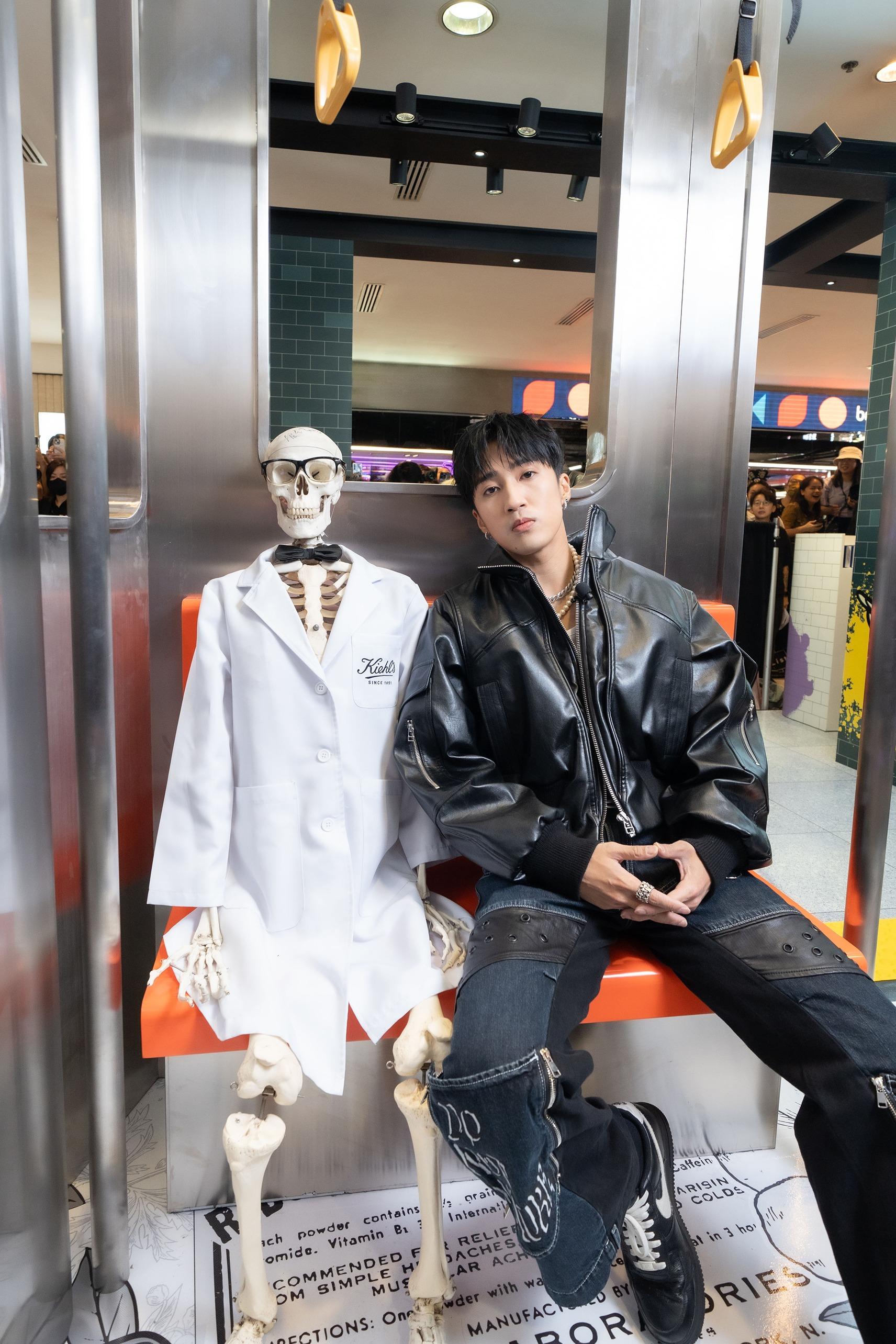 五堅情W0LF(S)搶著和Kiehl’s代表Mr. Bones打卡。