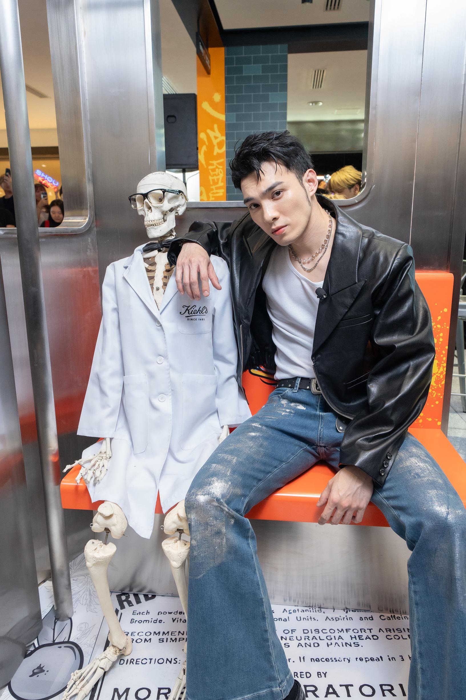 五堅情W0LF(S)搶著和Kiehl’s代表Mr. Bones打卡。