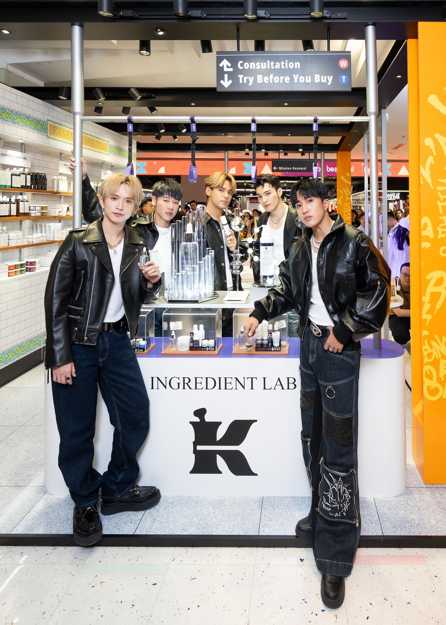 五堅情W0LF(S)遊走「Kiehl’s New York Subway」,在不同打卡位拍照留念。