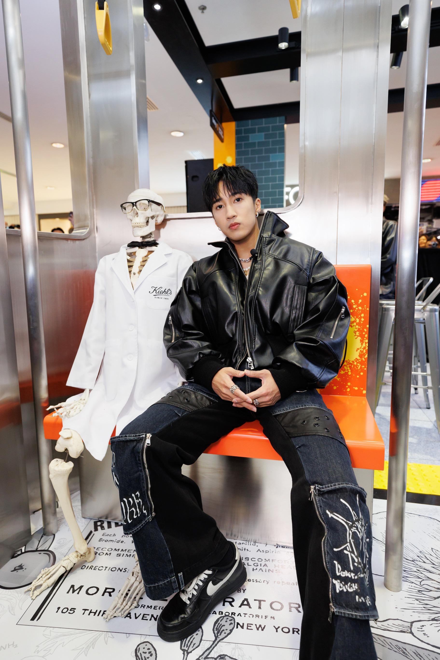 五堅情W0LF(S)搶著和Kiehl’s代表Mr. Bones打卡。