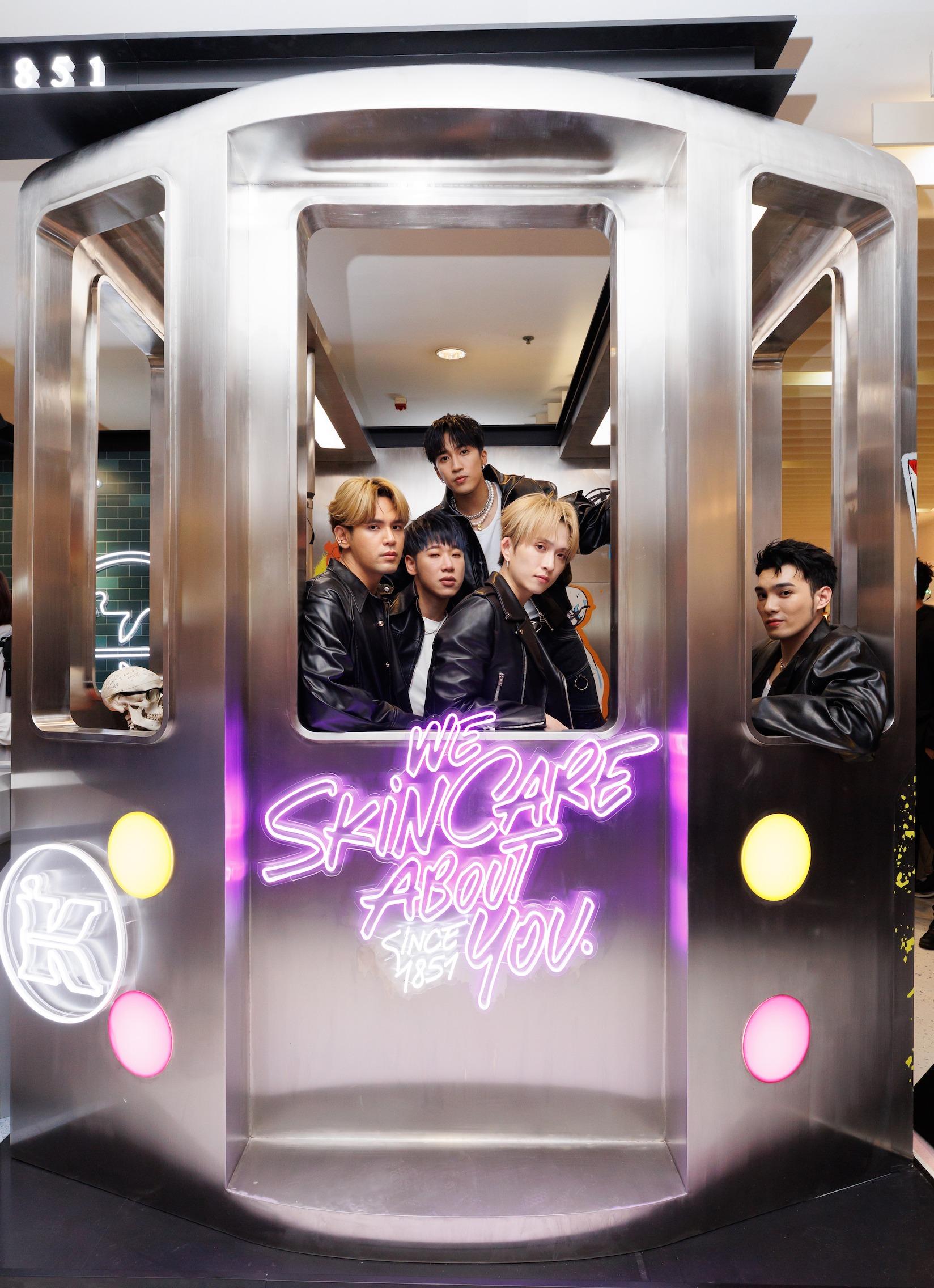 五堅情W0LF(S)遊走「Kiehl’s New York Subway」,在不同打卡位拍照留念。