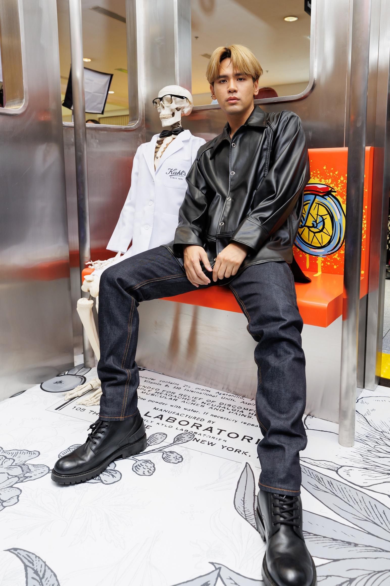 五堅情W0LF(S)搶著和Kiehl’s代表Mr. Bones打卡。