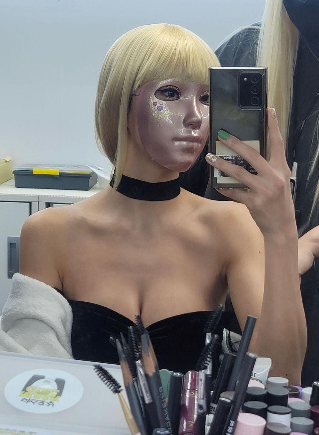 Zizian近日公開《假面女郎》多張花絮照。