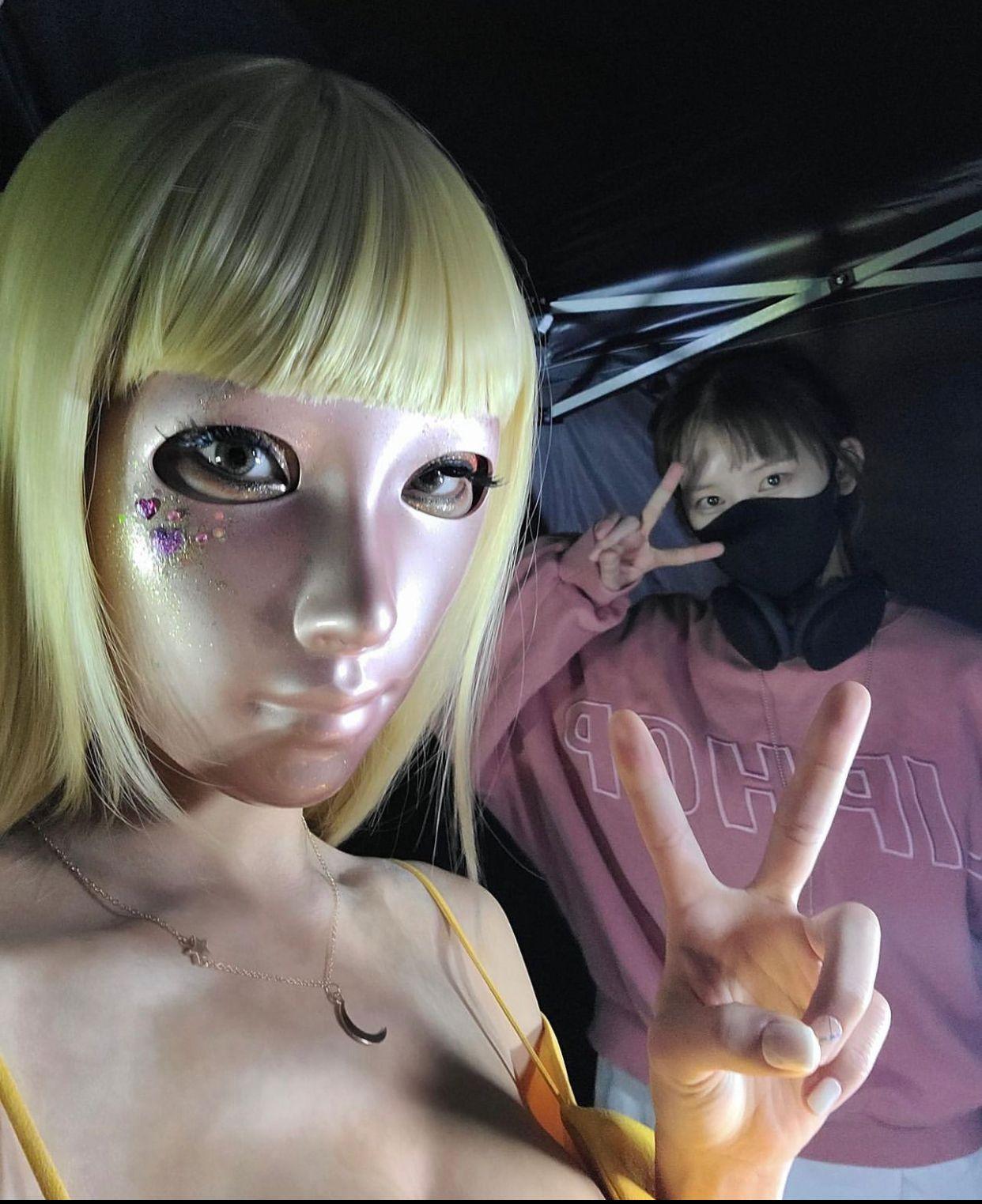 Zizian近日公開《假面女郎》多張花絮照。