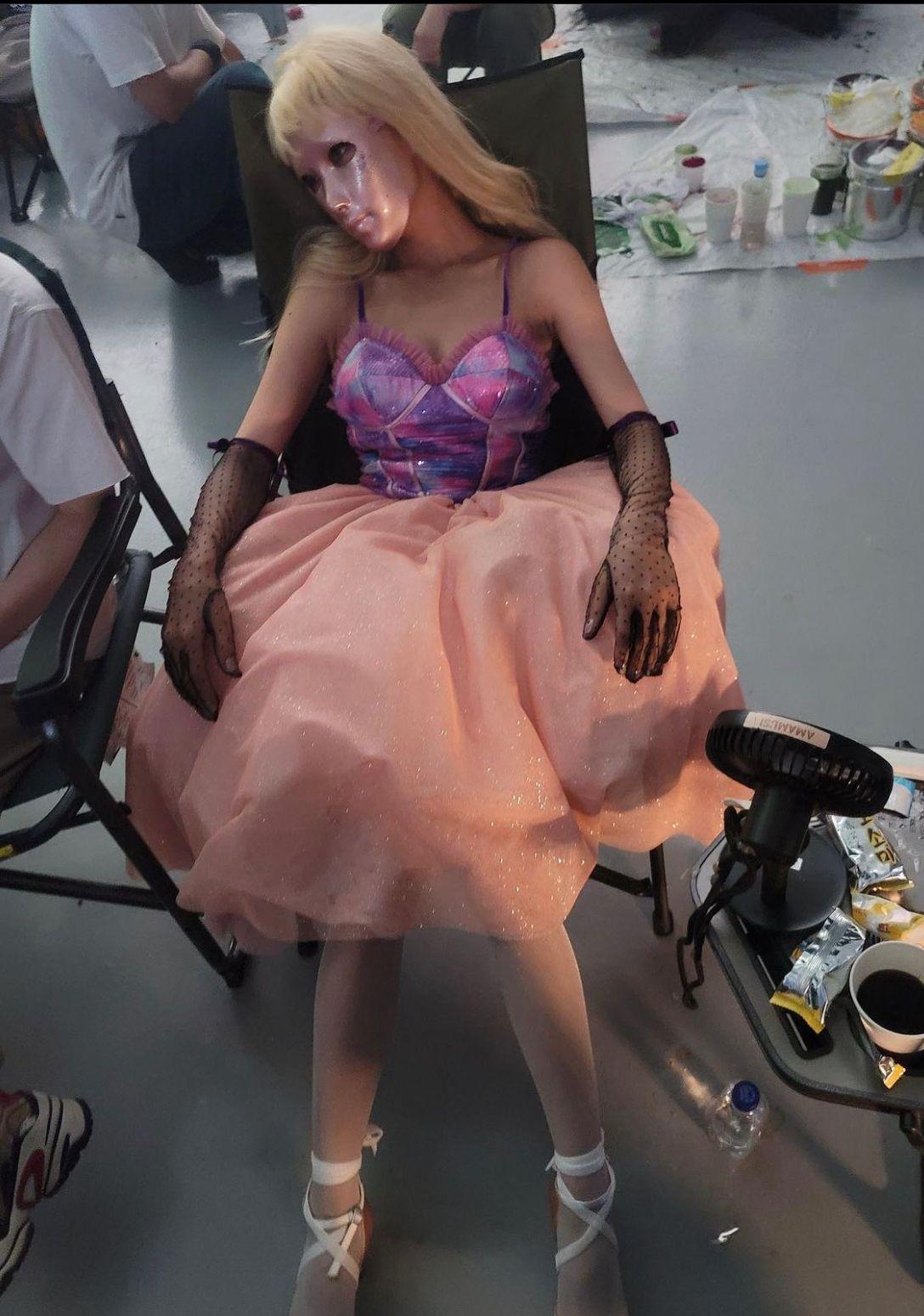 Zizian近日公開《假面女郎》多張花絮照。