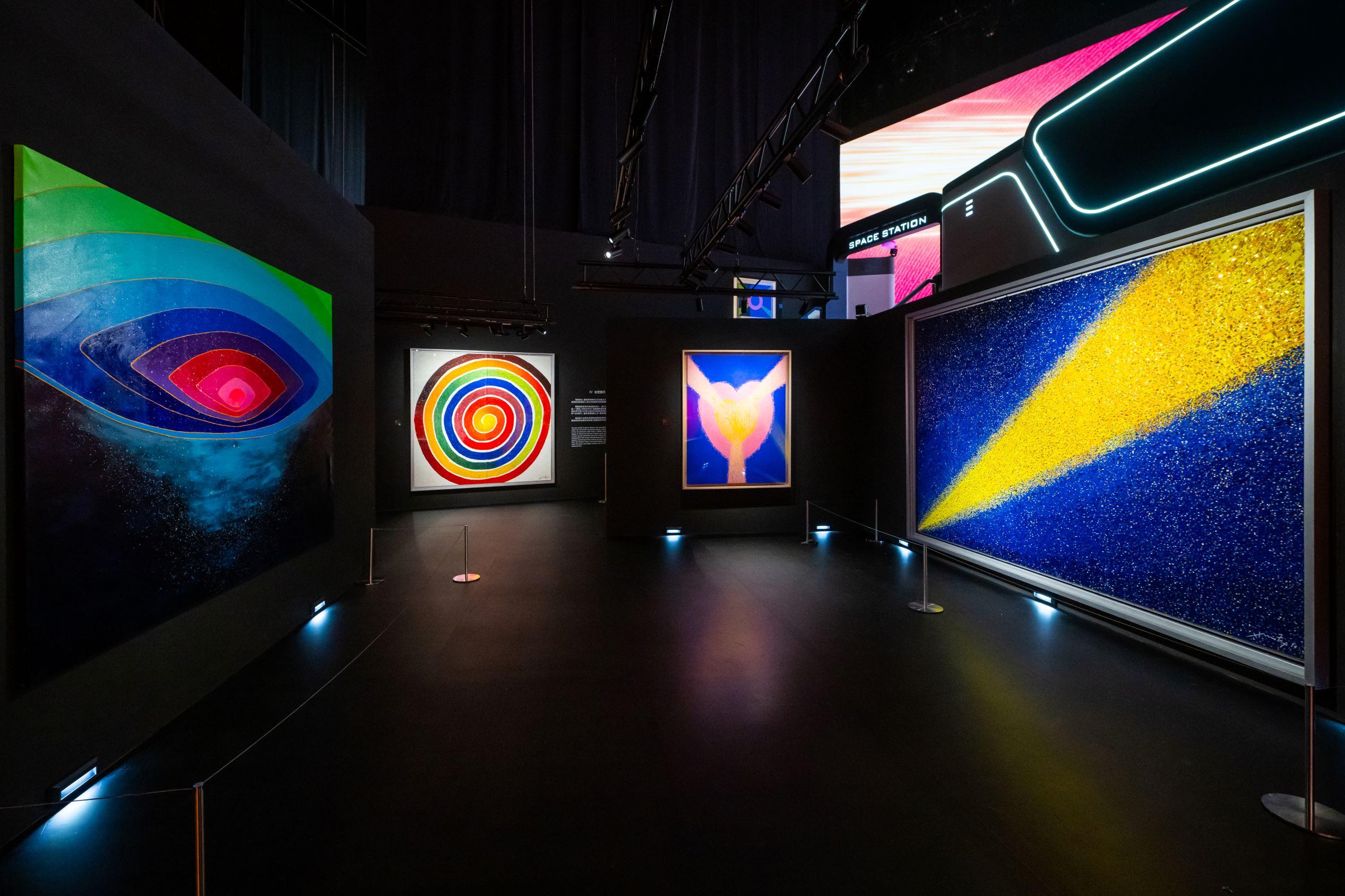 「藝術作品展」以及「超越無限」更有有大量畫作,縱覽蕭勤六十餘年的藝術創作