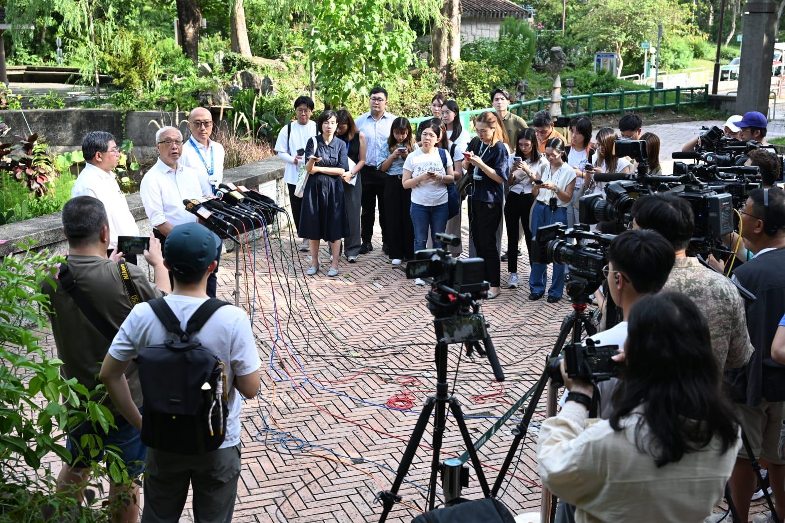 西貢鯨魚死亡|謝展寰(中)否認署方反應遲緩,稱會就事件檢視法例,賦權漁護署日後應變。(陳奕釗攝)