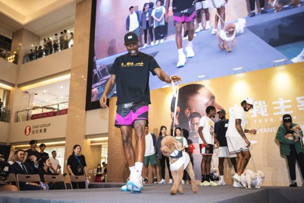 品牌特意找來5隻來自非牟利動物收容所阿棍屋的可愛小狗,以別開新面的方式公布全新系列──牠們化身成小狗模特兒