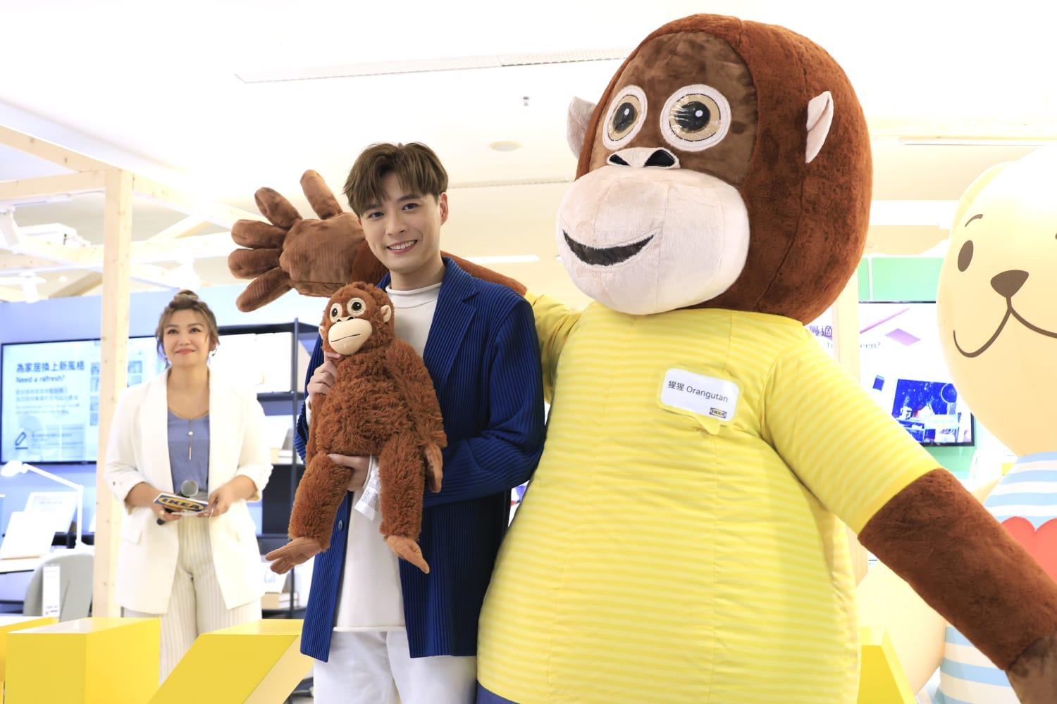 Frankie向「太古猩」請教「猩up生活攻略」。(林俊源攝)