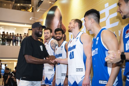 品牌正式發佈「WADE香港專屬系列」,更從Dwyane Wade的個人特質以及他喜愛的事物中找出能引起香港人共鳴的元素