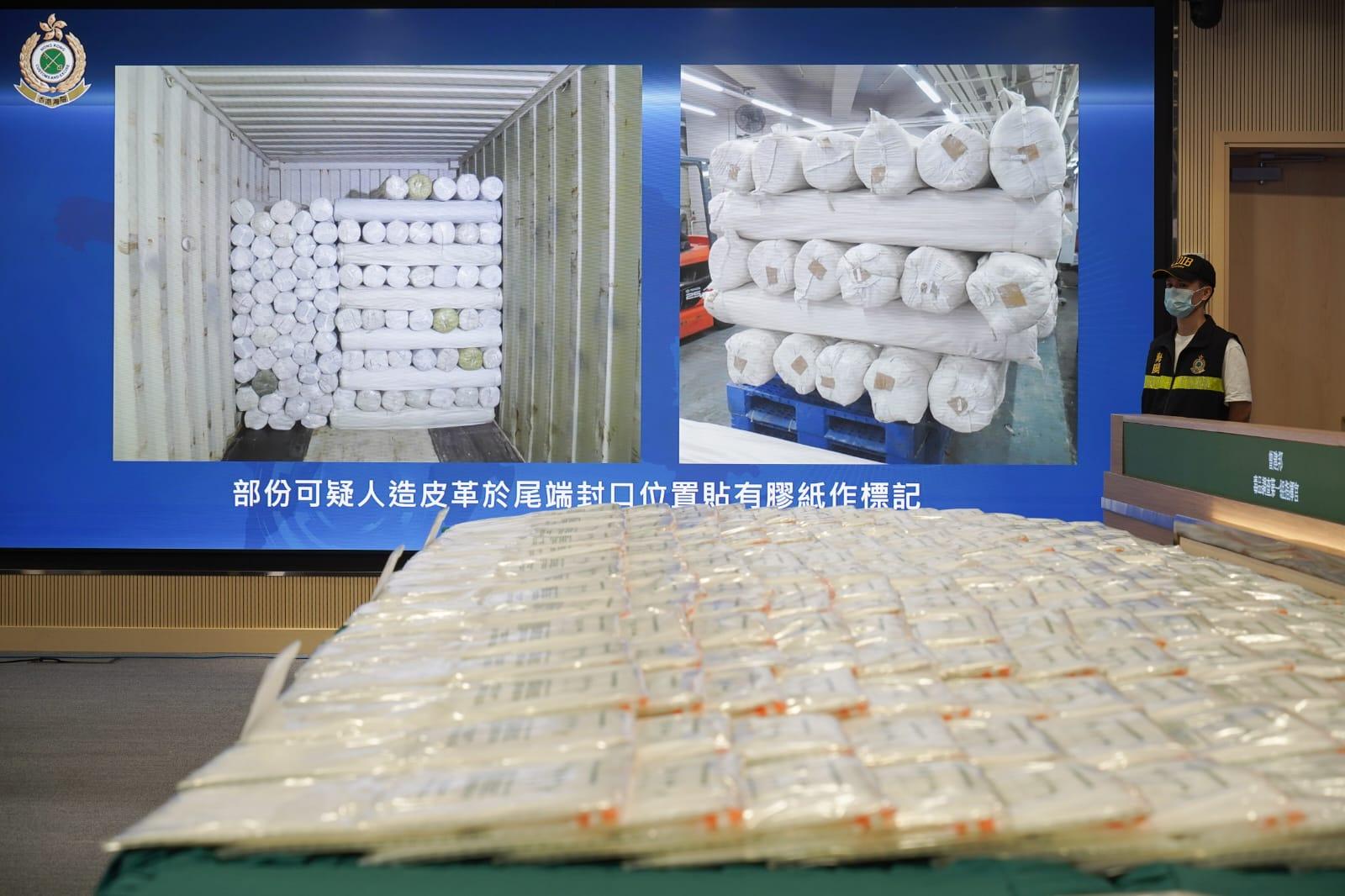 海關經X光機檢查600多卷的人造皮革後,發現當中40卷的人造皮革有可疑影像。(李睿哲攝)