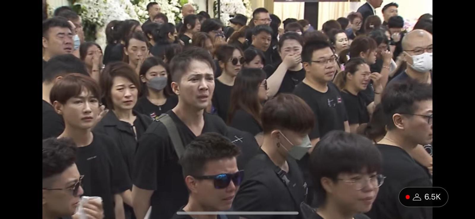 李玟設靈,現場人士均表現傷心。