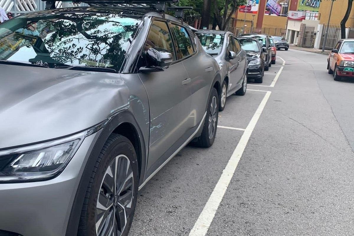 廣播道發生交通意外,有私家車車身出現刮痕。(網上圖片)