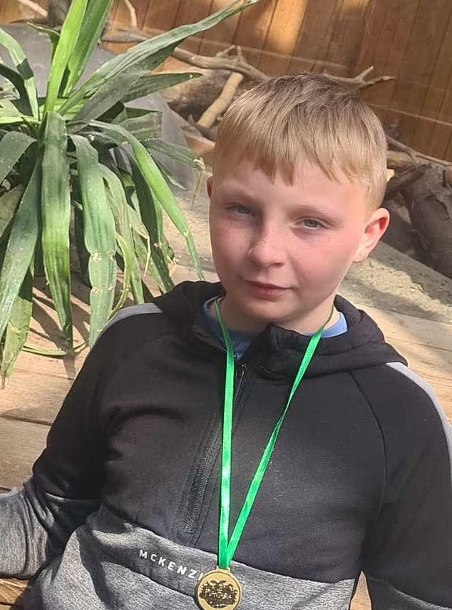 Caio保護弟弟導致自己狗咬傷備受讚賞。(互聯網)