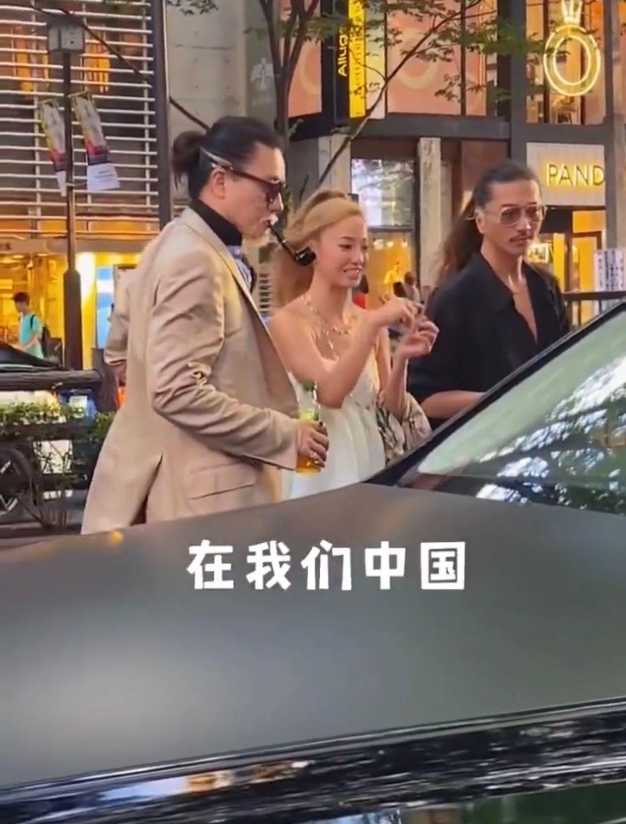 澤尻現身表參道即被大陸遊客捕獲。