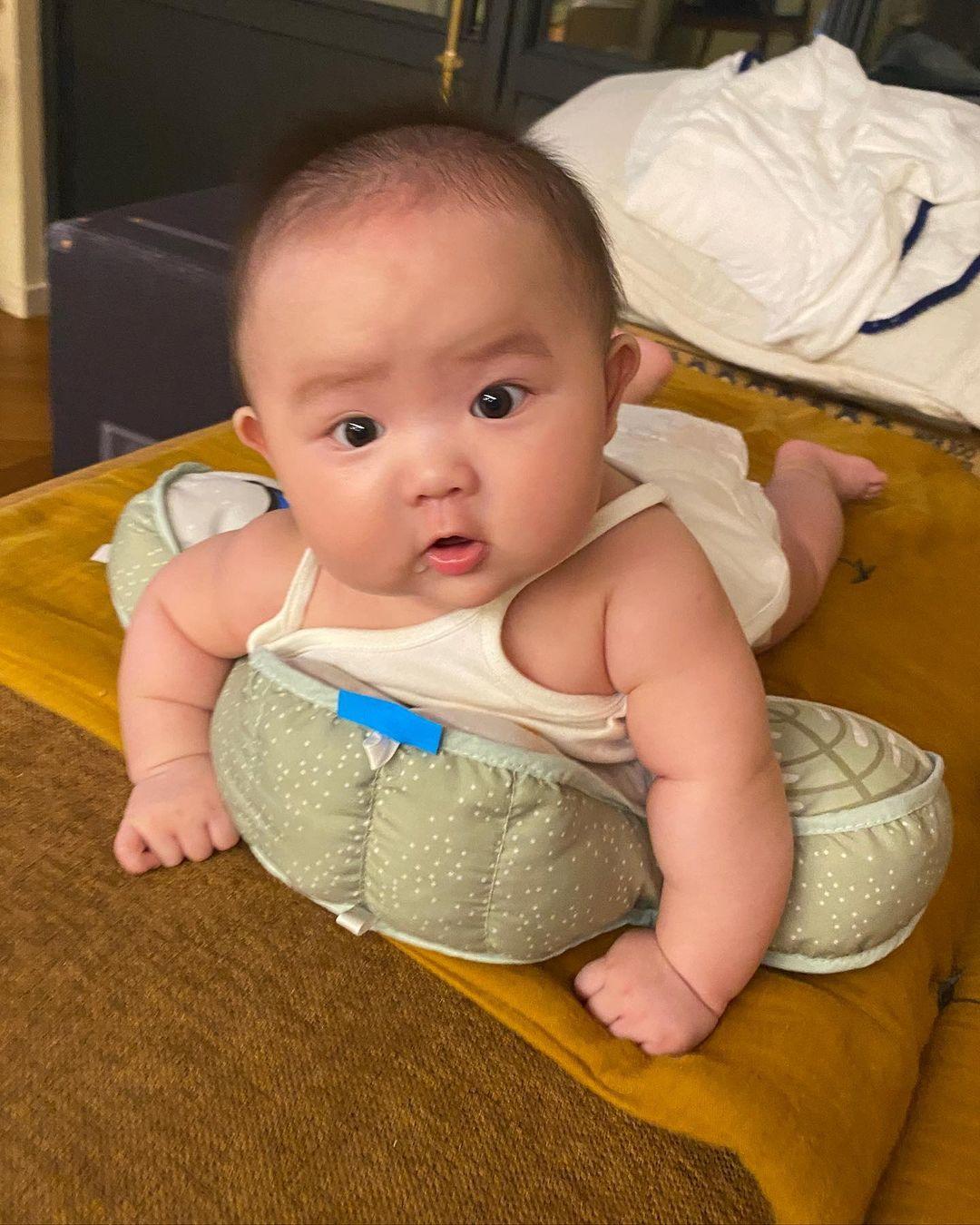 李璨琛細女Sucy被貪玩媽媽塞入紙箱 網民嚇親:為咗呃like走火入魔