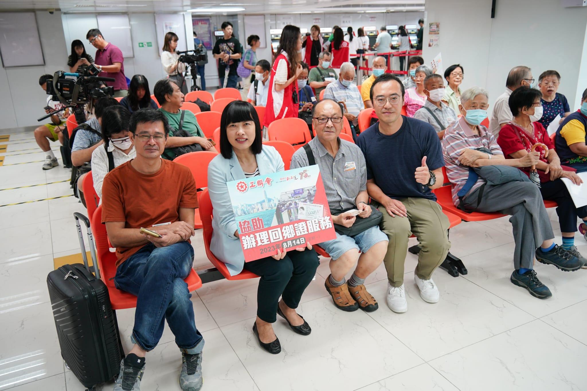 工聯會協助逾200名長者到中旅社的旺角臨時中心申辦續領回鄉證。(李睿哲攝)