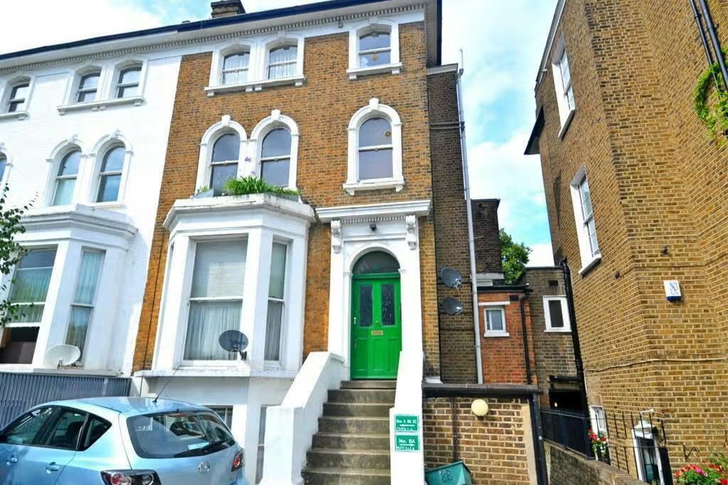 移民英國|位於港人熱點倫敦Ealing的該間物業,要行幾級樓梯才到大門。(互聯網)