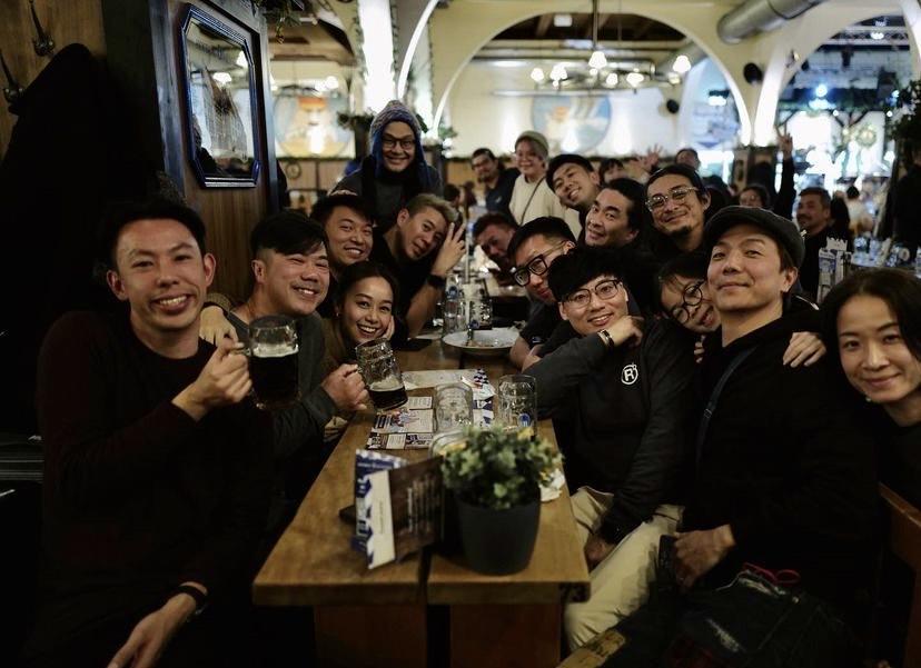 2023年4月黃心穎與樂隊RubberBand鼓手泥鯭(黎萬宏)打得火熱,在RubberBand的演唱會後見她罕與泥鯭同框搭膊頭合照