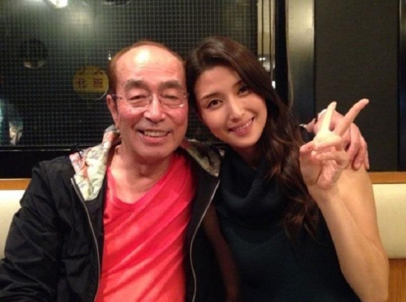 與志村健演出搞笑節目的橋本愛實,也是搞笑天王的戀人。