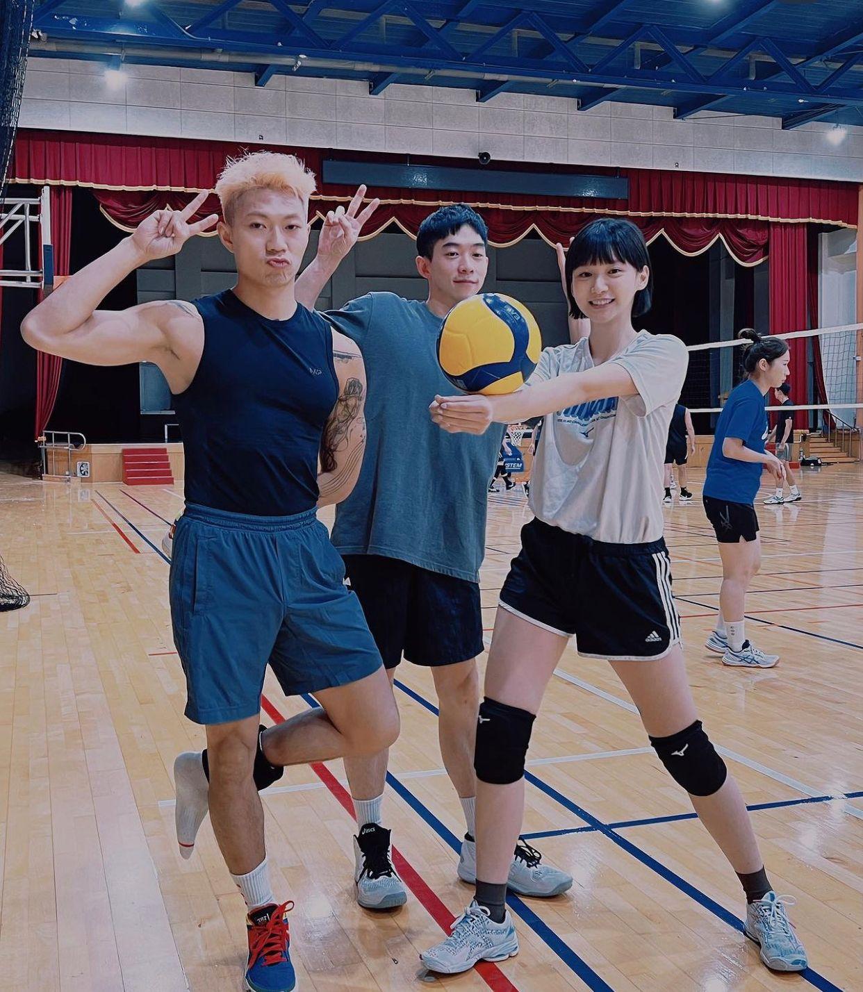 Angela今日跟Zelos、台灣藝人王可元打排球。