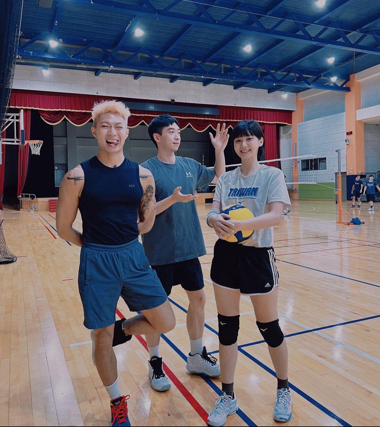 Angela今日跟Zelos、台灣藝人王可元打排球。