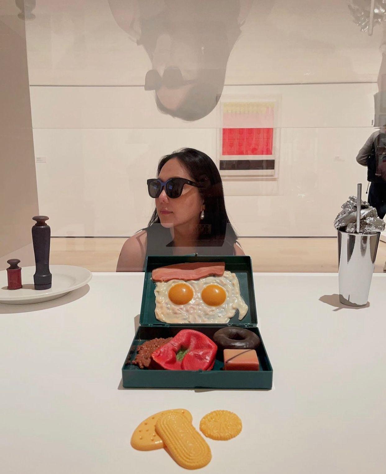 Janice貼出身在藝術館的照片,並表示已在7月正式離開華納唱片。