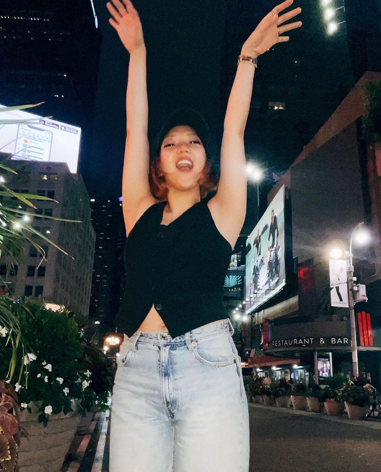 Jill貼了紐約街頭近照,同時公開已離開華納之消息。