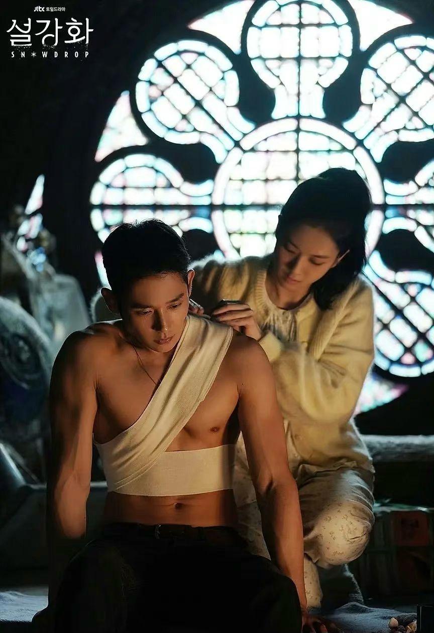 丁海寅今日受訪,他向舊拍檔Jisoo送上祝福。