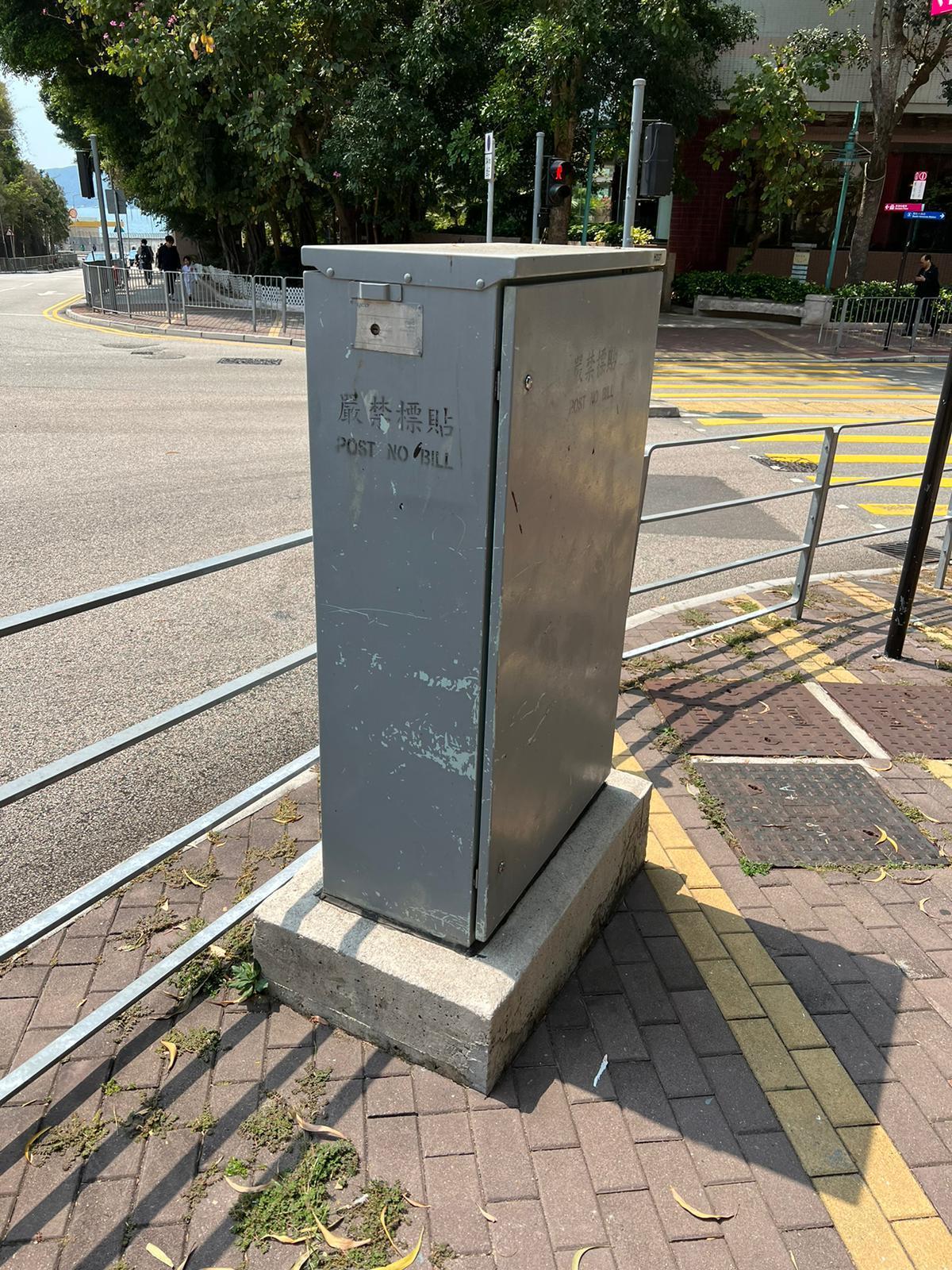 運輸署在逾200個交通燈控制器上貼上不同宣傳標語。(運輸署)