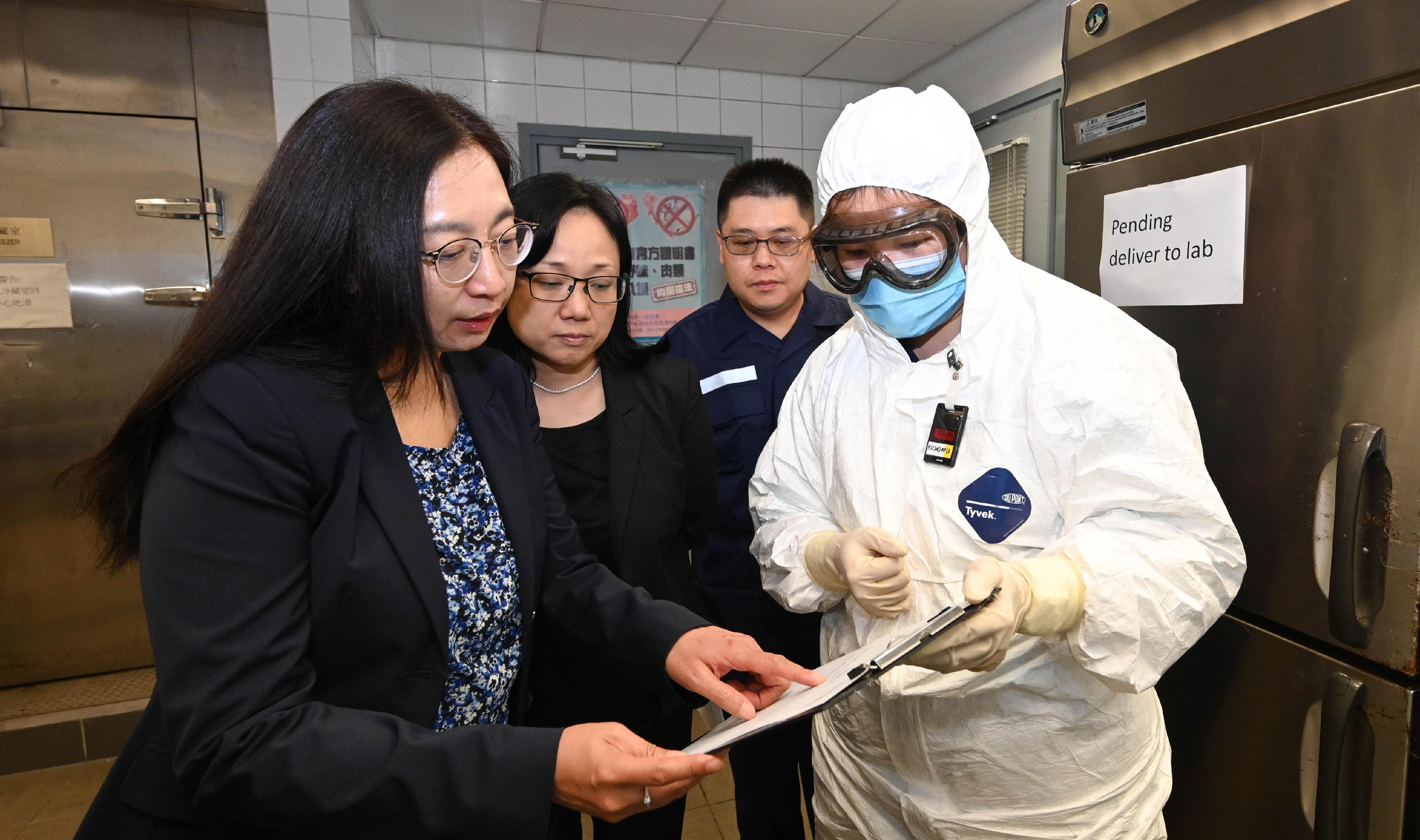 楊碧筠到機場視察日本進口食品的清關及檢測程序。(政府新聞處)