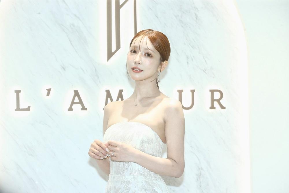 三上今日出席婚戒店開幕活動。