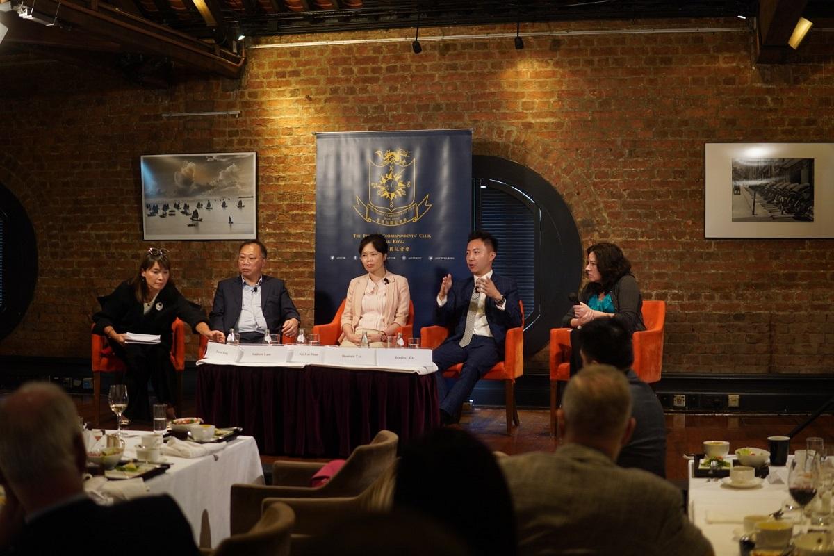 李梓敬(左四)、江玉歡(左一)等今日出席香港外國記者會午餐會。(李梓敬提供)