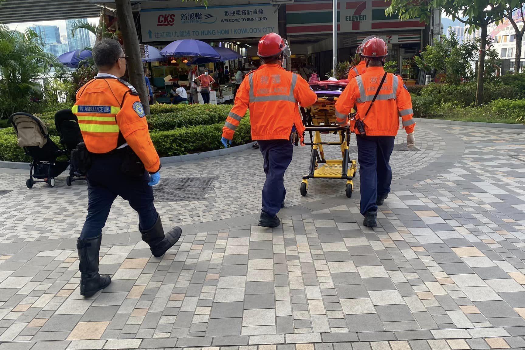 救援人員接報到場協助。(網民Sammul Wong@FB群組「香港突發事故報料區及討論區」)