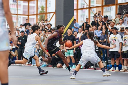 湖人後衛羅素D’Angelo Russell與香港小將打籃球