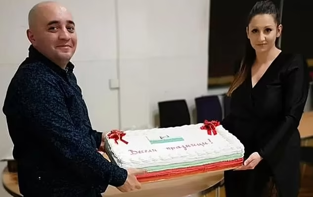 艷諜|伊凡諾娃及男伴賈姆巴佐夫曾向鄰居送上蛋糕。(互聯網)