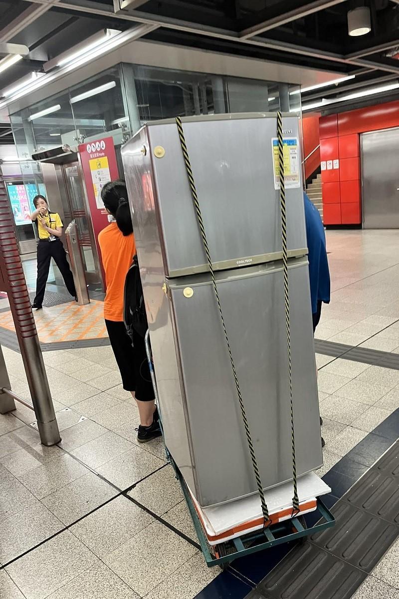 有網民當場斥責婦人用港鐵運雙門雪櫃的行為。(FB群組「西貢將軍澳討論區」)