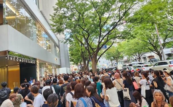 V最近單飛活動,現身東京表參道引起哄動。