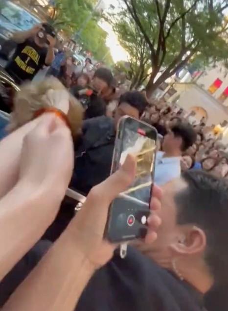 V疑似被人出手扯頭髮。