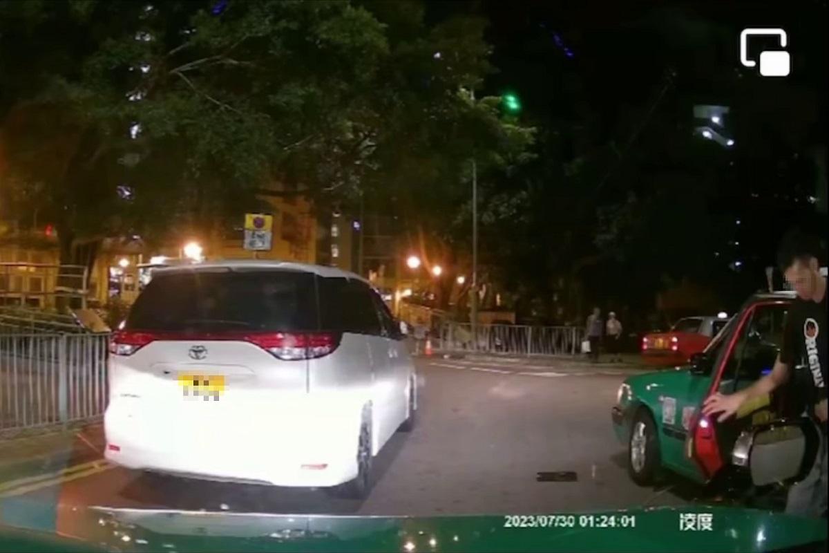 車Cam直擊|男子落車踎路中心綁鞋帶捱撞 網民斥行為「冇腦」憂司機遭連累