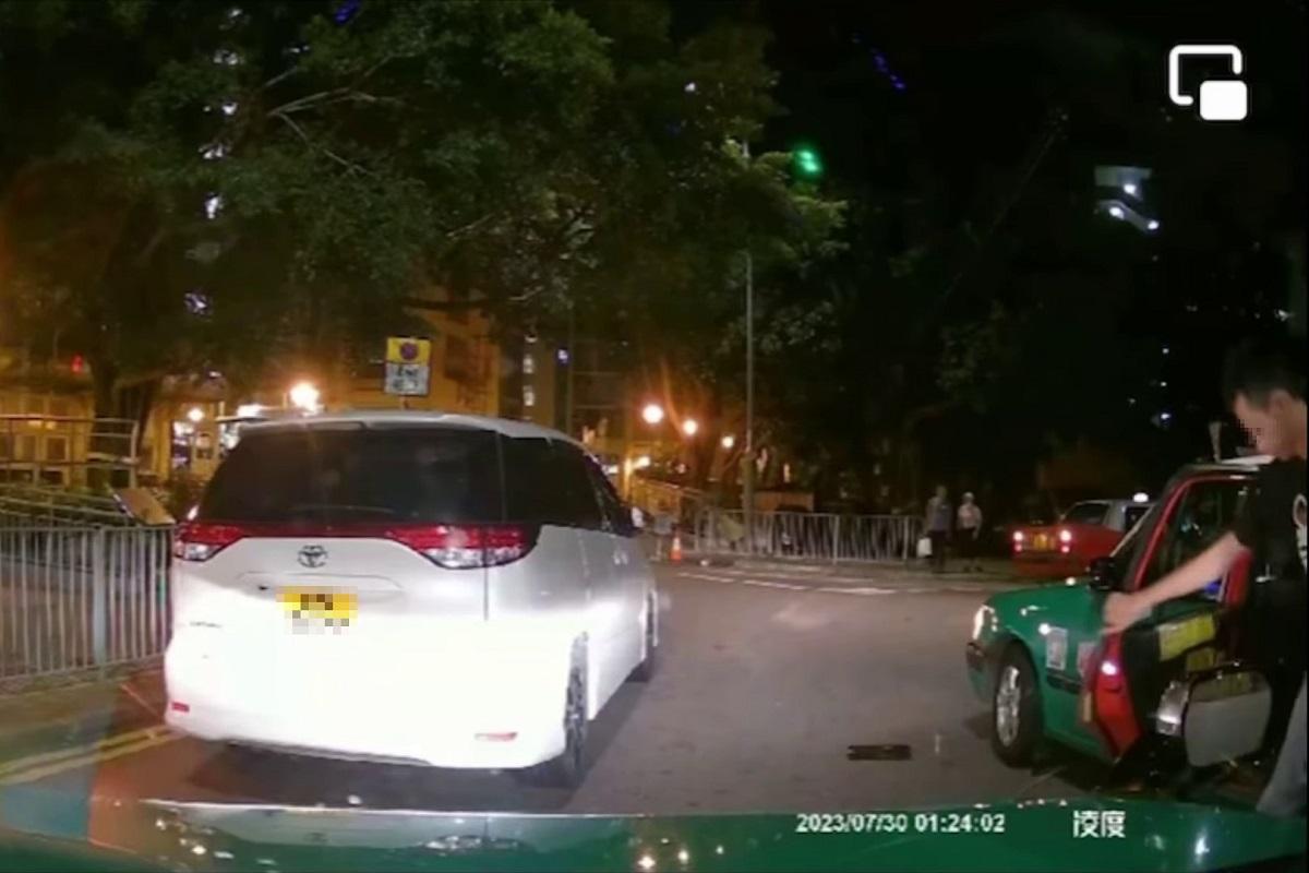 車Cam直擊|男子落車踎路中心綁鞋帶捱撞 網民斥行為「冇腦」憂司機遭連累