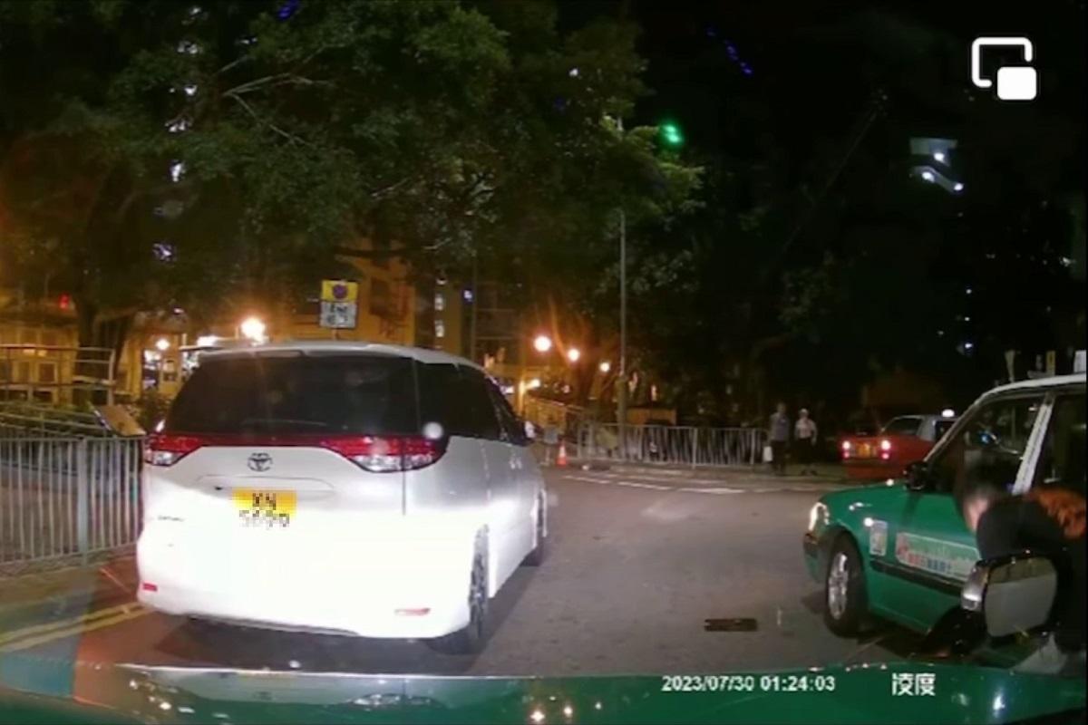 車Cam直擊|男子落車踎路中心綁鞋帶捱撞 網民斥行為「冇腦」憂司機遭連累