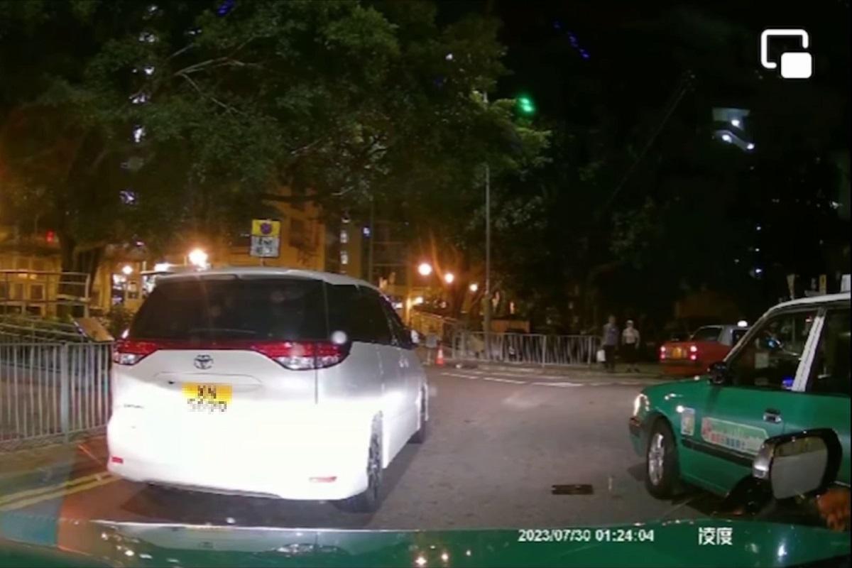 車Cam直擊|男子落車踎路中心綁鞋帶捱撞 網民斥行為「冇腦」憂司機遭連累