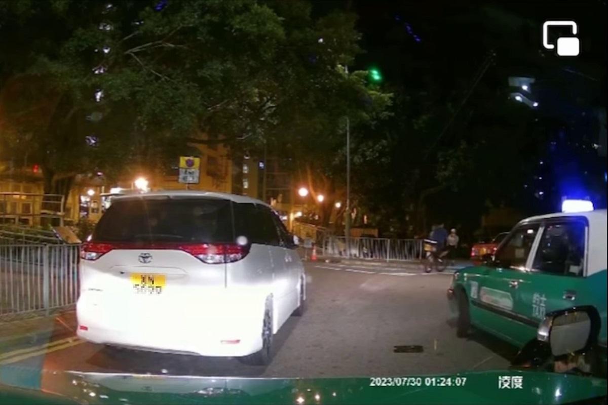 車Cam直擊|男子落車踎路中心綁鞋帶捱撞 網民斥行為「冇腦」憂司機遭連累