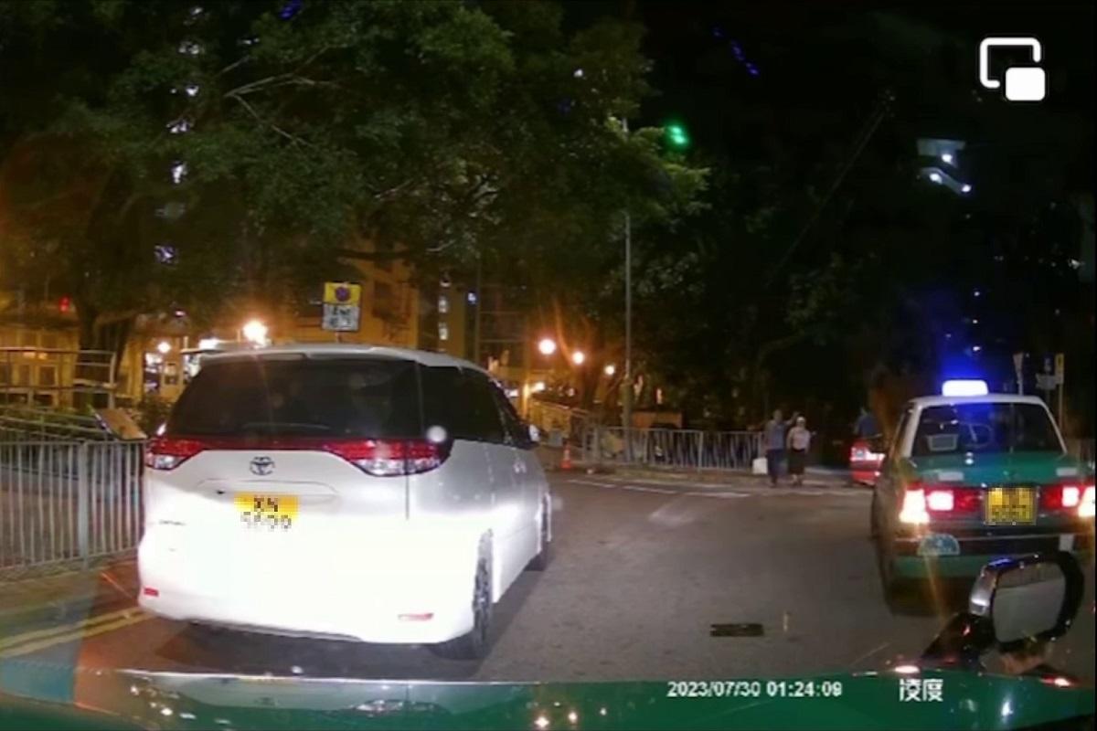 車Cam直擊|男子落車踎路中心綁鞋帶捱撞 網民斥行為「冇腦」憂司機遭連累
