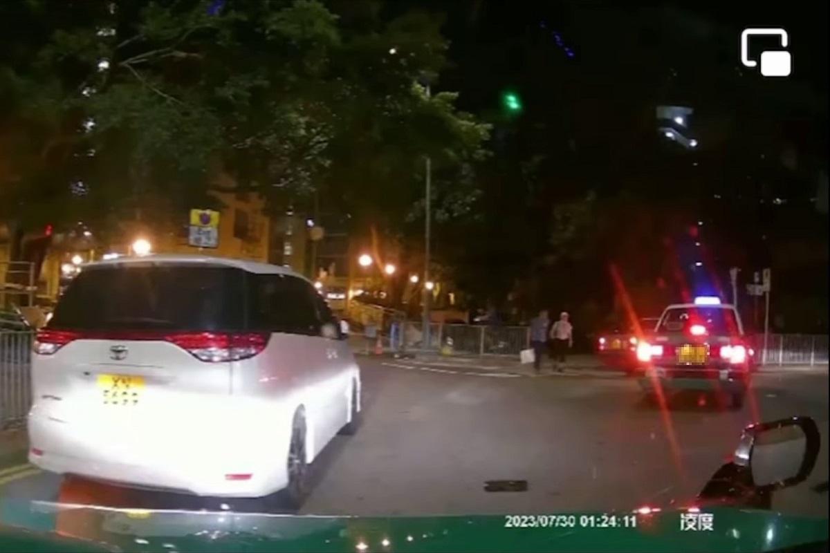 車Cam直擊|男子落車踎路中心綁鞋帶捱撞 網民斥行為「冇腦」憂司機遭連累