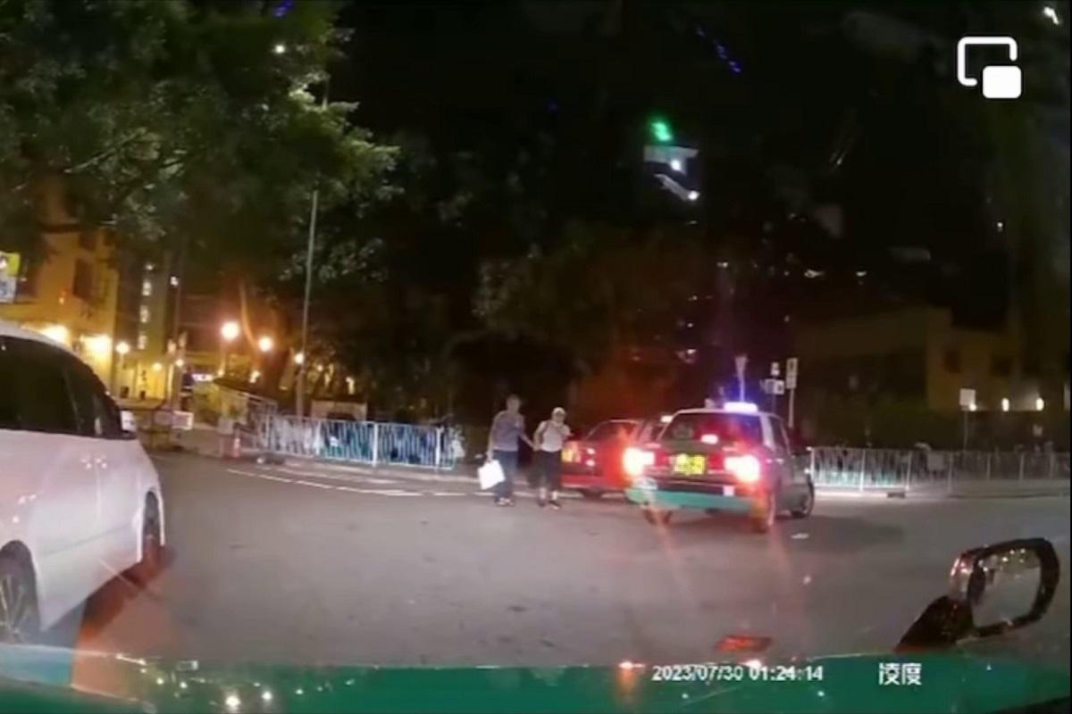 車Cam直擊|男子落車踎路中心綁鞋帶捱撞 網民斥行為「冇腦」憂司機遭連累